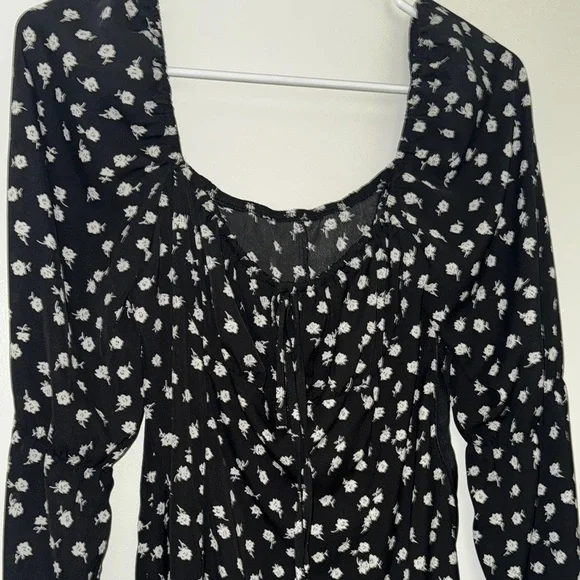 Elegant Black Floral Dress - Picture 2 of 4